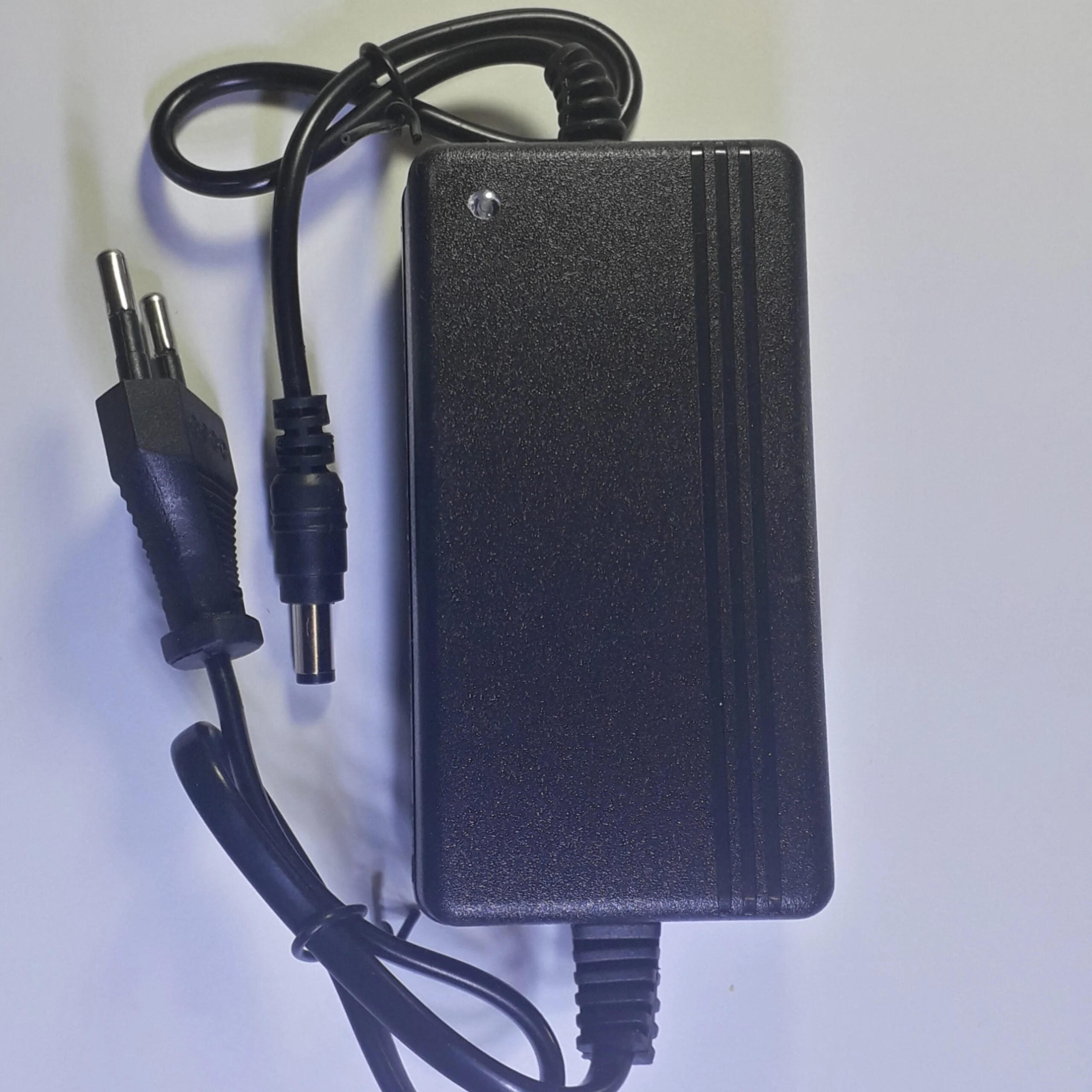 آداپتور ۱۲ ولت ۲ آمپر 1 آداپتور ۱۲ ولت ۲ آمپر